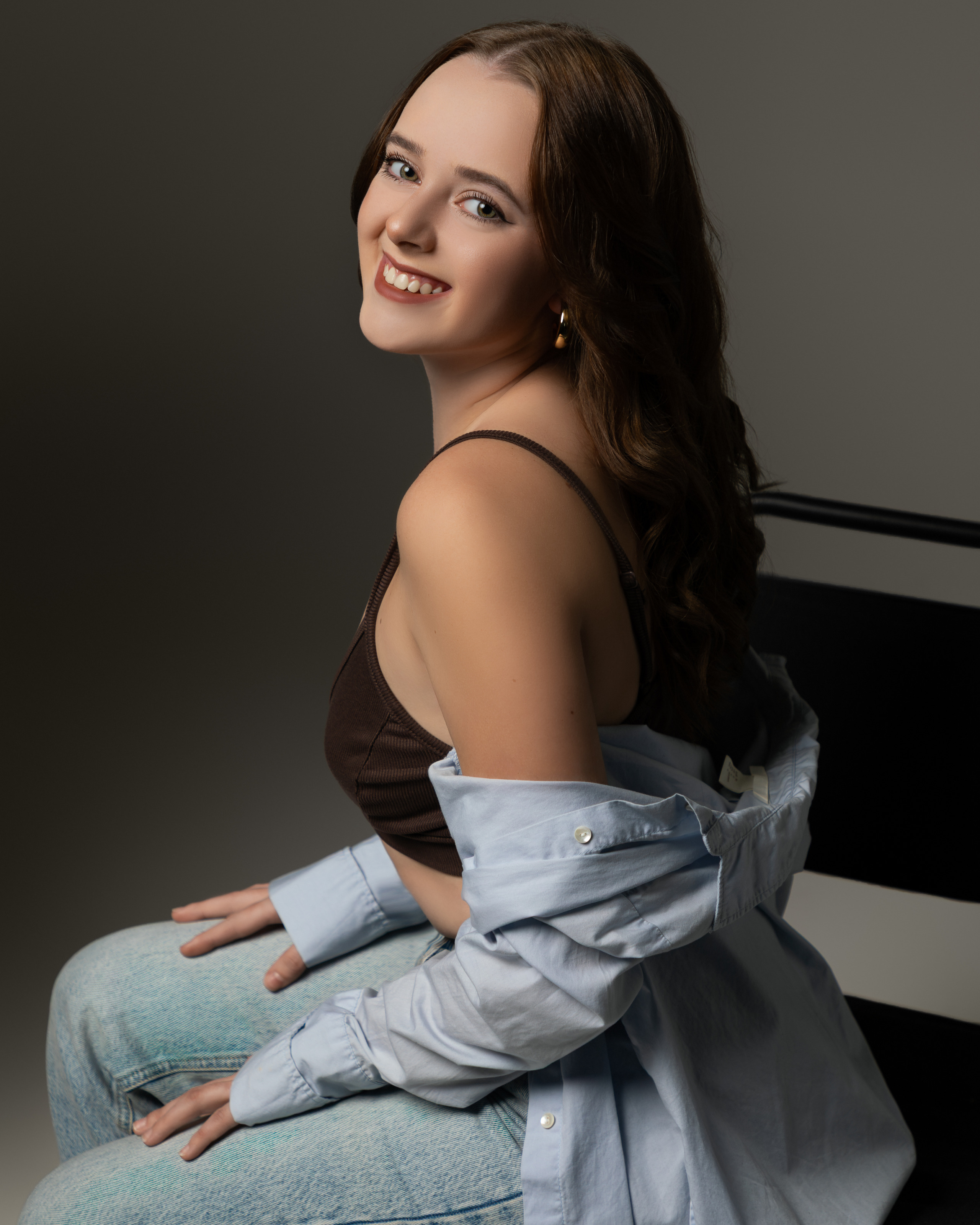 Studio portrait in a black jumpsuit, elegant style - photograph 6